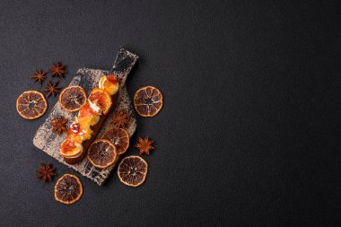 Çikolata dolgulu, krema ve kurutulmuş narenciye ile kaplı nefis bir ekler.