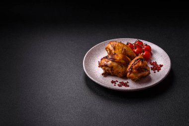 Lezzetli ızgara tavuk bacağı. Baharatlı ve otlu teriyaki soslu. Koyu beton arka planda.