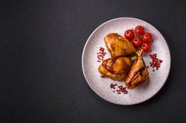 Lezzetli ızgara tavuk bacağı. Baharatlı ve otlu teriyaki soslu. Koyu beton arka planda.