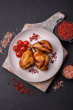 Lezzetli ızgara tavuk bacağı. Baharatlı ve otlu teriyaki soslu. Koyu beton arka planda.