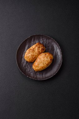 Lezzetli taze kıymalı balık pirzolası. Esmer arka planda baharatlar ve otlarla birlikte.