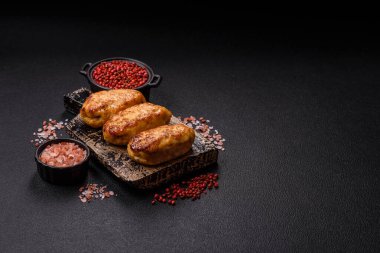 Lezzetli taze kıymalı balık pirzolası. Esmer arka planda baharatlar ve otlarla birlikte.