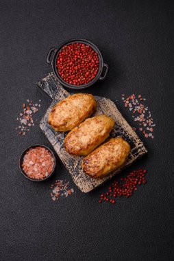 Lezzetli taze kıymalı balık pirzolası. Esmer arka planda baharatlar ve otlarla birlikte.