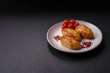 Lezzetli taze kıymalı balık pirzolası. Esmer arka planda baharatlar ve otlarla birlikte.