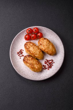 Lezzetli taze kıymalı balık pirzolası. Esmer arka planda baharatlar ve otlarla birlikte.