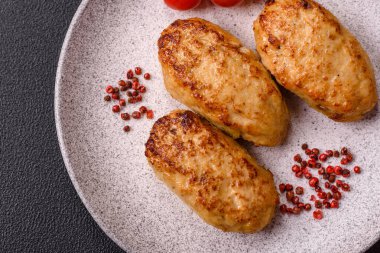 Lezzetli taze kıymalı balık pirzolası. Esmer arka planda baharatlar ve otlarla birlikte.