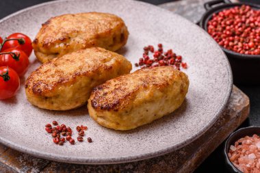 Lezzetli taze kıymalı balık pirzolası. Esmer arka planda baharatlar ve otlarla birlikte.
