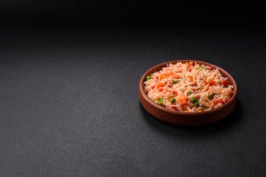 Koyu beton zeminde haşlanmış pirinç, sebze, tuz ve baharat.