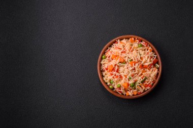 Koyu beton zeminde haşlanmış pirinç, sebze, tuz ve baharat.