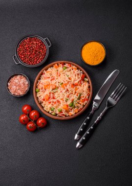 Koyu beton zeminde haşlanmış pirinç, sebze, tuz ve baharat.