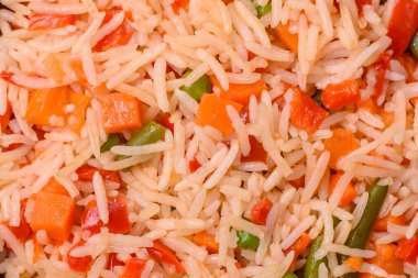 Koyu beton zeminde haşlanmış pirinç, sebze, tuz ve baharat.