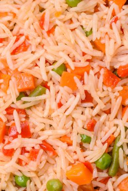 Koyu beton zeminde haşlanmış pirinç, sebze, tuz ve baharat.