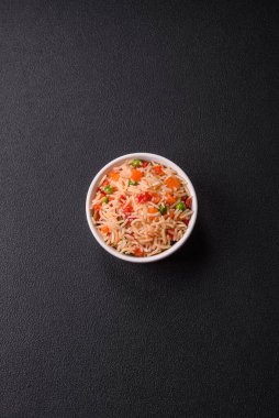 Koyu beton zeminde haşlanmış pirinç, sebze, tuz ve baharat.