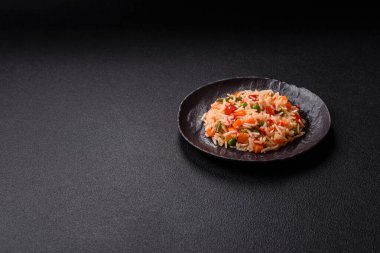 Koyu beton zeminde haşlanmış pirinç, sebze, tuz ve baharat.