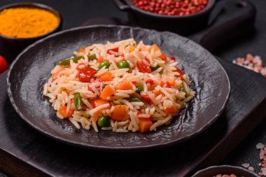 Koyu beton zeminde haşlanmış pirinç, sebze, tuz ve baharat.