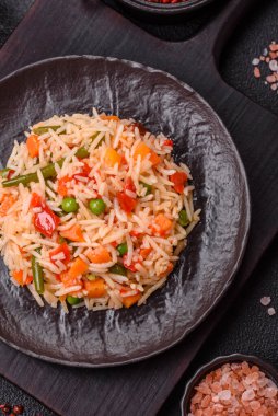 Koyu beton zeminde haşlanmış pirinç, sebze, tuz ve baharat.