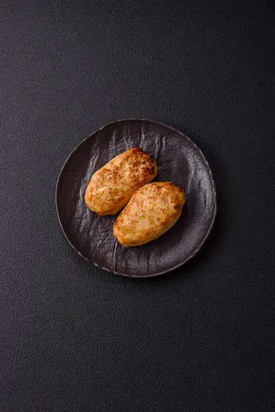 Lezzetli taze kıymalı balık pirzolası. Esmer arka planda baharatlar ve otlarla birlikte.