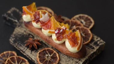 Çikolata dolgulu, krema ve kurutulmuş narenciye ile kaplı nefis bir ekler.