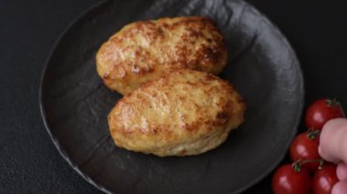 Lezzetli taze kıymalı balık pirzolası. Esmer arka planda baharatlar ve otlarla birlikte.