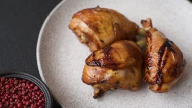 Lezzetli ızgara tavuk bacağı. Baharatlı ve otlu teriyaki soslu. Koyu beton arka planda.