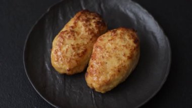 Lezzetli taze kıymalı balık pirzolası. Esmer arka planda baharatlar ve otlarla birlikte.