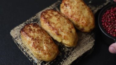 Lezzetli taze kıymalı balık pirzolası. Esmer arka planda baharatlar ve otlarla birlikte.