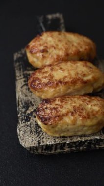 Lezzetli taze kıymalı balık pirzolası. Esmer arka planda baharatlar ve otlarla birlikte.