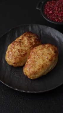 Lezzetli taze kıymalı balık pirzolası. Esmer arka planda baharatlar ve otlarla birlikte.