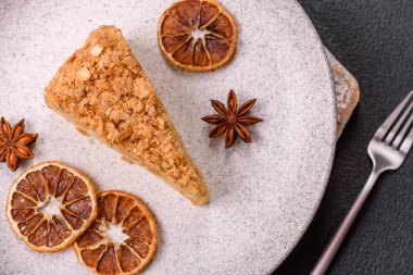 Koyu beton arka planda kremalı Napolyon pastası.