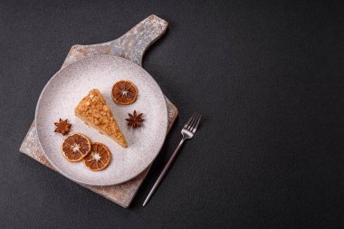 Koyu beton arka planda kremalı Napolyon pastası.