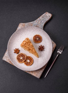 Koyu beton arka planda kremalı Napolyon pastası.