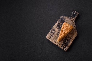 Koyu beton arka planda kremalı Napolyon pastası.