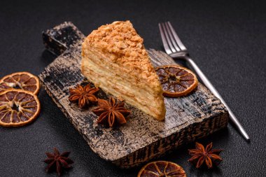 Koyu beton arka planda kremalı Napolyon pastası.