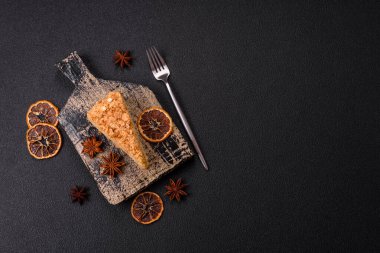 Koyu beton arka planda kremalı Napolyon pastası.