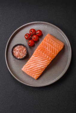 Izgara pişirme için baharatlı ve otlu taze çiğ somon bifteği. Sağlıklı deniz ürünleri