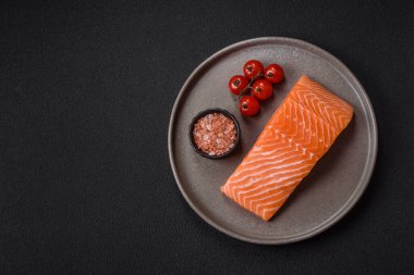 Izgara pişirme için baharatlı ve otlu taze çiğ somon bifteği. Sağlıklı deniz ürünleri