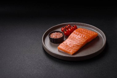 Izgara pişirme için baharatlı ve otlu taze çiğ somon bifteği. Sağlıklı deniz ürünleri