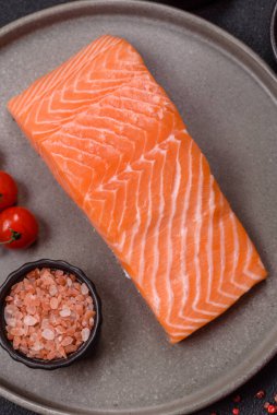 Izgara pişirme için baharatlı ve otlu taze çiğ somon bifteği. Sağlıklı deniz ürünleri