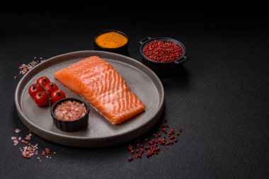 Izgara pişirme için baharatlı ve otlu taze çiğ somon bifteği. Sağlıklı deniz ürünleri