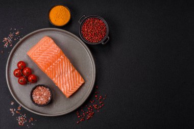 Izgara pişirme için baharatlı ve otlu taze çiğ somon bifteği. Sağlıklı deniz ürünleri