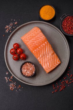 Izgara pişirme için baharatlı ve otlu taze çiğ somon bifteği. Sağlıklı deniz ürünleri