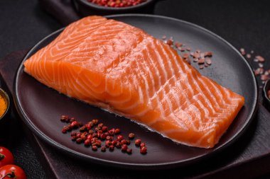 Izgara pişirme için baharatlı ve otlu taze çiğ somon bifteği. Sağlıklı deniz ürünleri