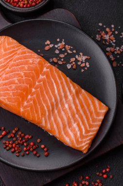 Izgara pişirme için baharatlı ve otlu taze çiğ somon bifteği. Sağlıklı deniz ürünleri