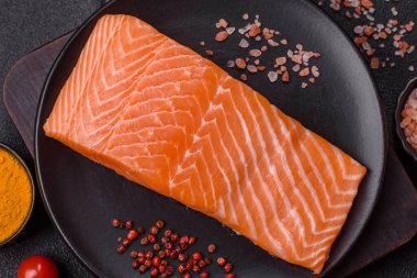 Izgara pişirme için baharatlı ve otlu taze çiğ somon bifteği. Sağlıklı deniz ürünleri