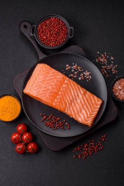 Izgara pişirme için baharatlı ve otlu taze çiğ somon bifteği. Sağlıklı deniz ürünleri