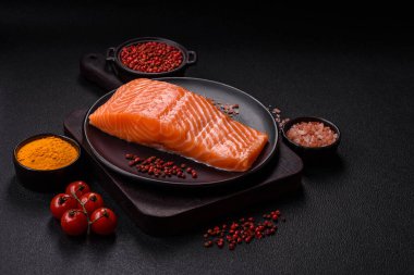 Izgara pişirme için baharatlı ve otlu taze çiğ somon bifteği. Sağlıklı deniz ürünleri