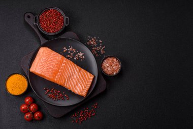 Izgara pişirme için baharatlı ve otlu taze çiğ somon bifteği. Sağlıklı deniz ürünleri