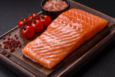 Izgara pişirme için baharatlı ve otlu taze çiğ somon bifteği. Sağlıklı deniz ürünleri