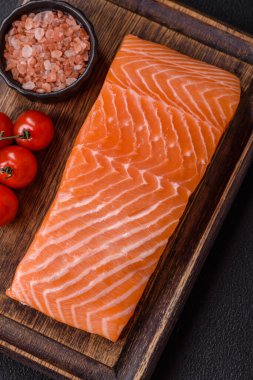 Izgara pişirme için baharatlı ve otlu taze çiğ somon bifteği. Sağlıklı deniz ürünleri