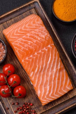 Izgara pişirme için baharatlı ve otlu taze çiğ somon bifteği. Sağlıklı deniz ürünleri